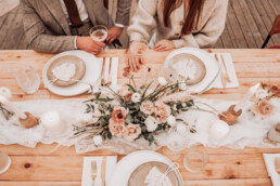 Houten tafel met bloemen, kaarsen en decoratie