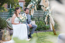 Bohemian trouwfeest met pampas, eucalyptus en driehoekig prieel door Elle Weddings