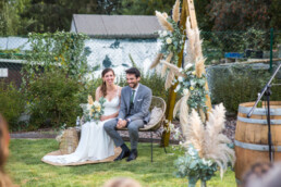 Bohemian trouwfeest met pampas, eucalyptus en driehoekig prieel door Elle Weddings